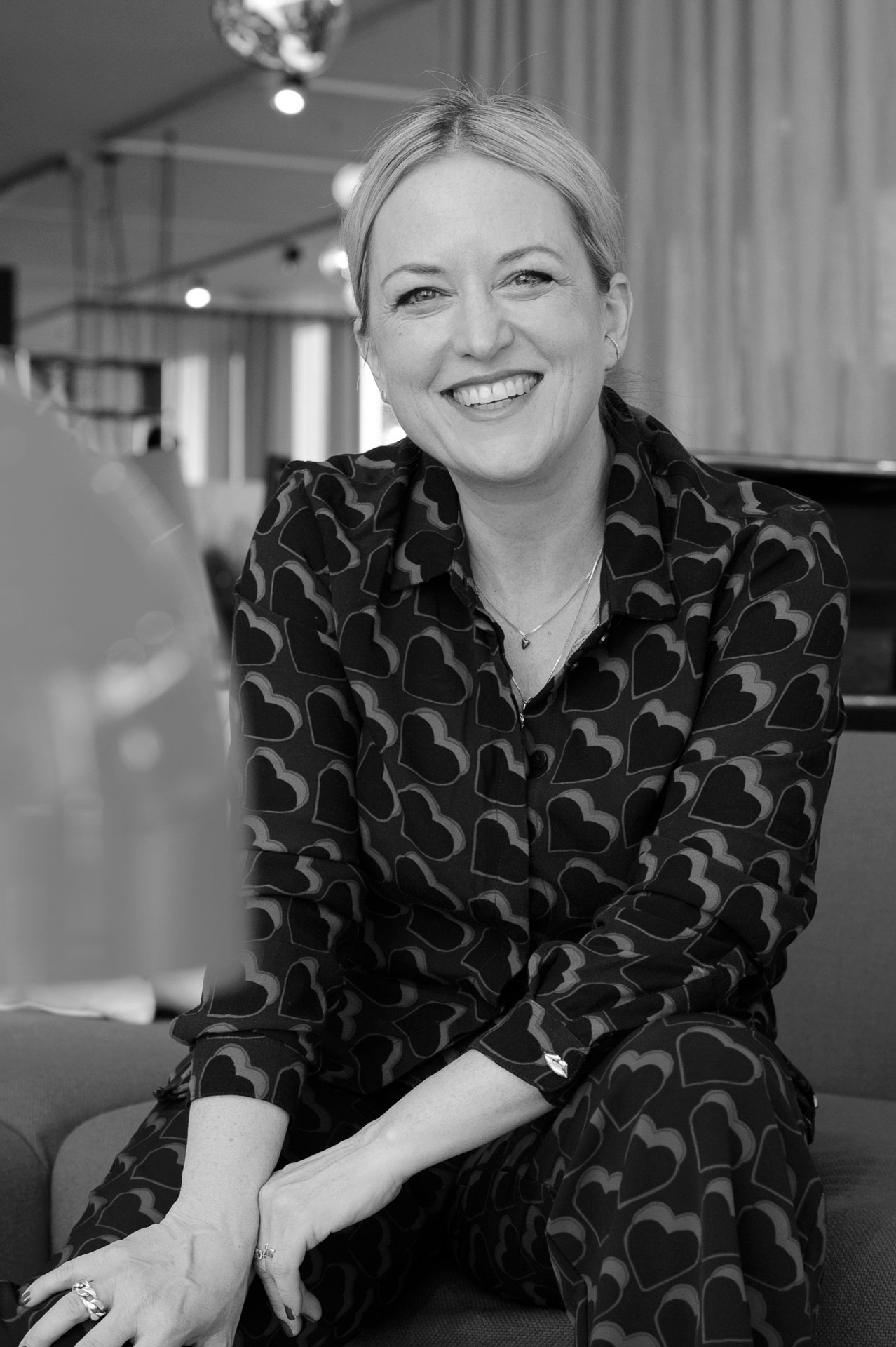Portraitaufnahme von Apothekerin und Hormoncoach Ann-Katrin Pause in Schwarz-Weiß Leistungen