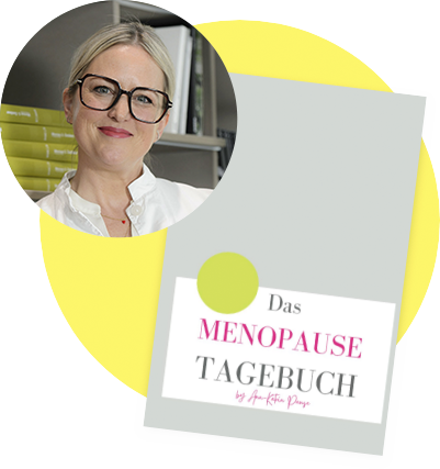 Portraitaufnahme von Apothekerin und Hormoncoach Ann-Katrin Pause in Farbe mit ihrem Menopause Tagebuch, in das man Erlebnisse während der Prä-, Peri- & Postmenopause dokumentieren kann.
